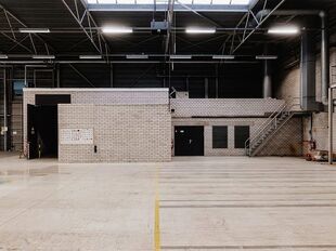 Het betreft een logistieke site gelegen aan de Blarenberglaan 19 in Industriezone Mechelen-Noord, met uitstekende visibiliteit langs de E19 Antwerpen&ndash;Brussel.

De site omvat 8.691 m&sup2; magazijn, ca. 3.200 m&sup2; gerenoveerde kantoren (gelijkvloers + verdiep