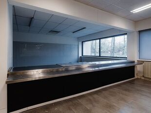 Het betreft een logistieke site gelegen aan de Blarenberglaan 19 in Industriezone Mechelen-Noord, met uitstekende visibiliteit langs de E19 Antwerpen&ndash;Brussel.

De site omvat 8.691 m&sup2; magazijn, ca. 3.200 m&sup2; gerenoveerde kantoren (gelijkvloers + verdiep