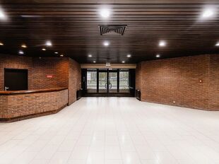 Het betreft een logistieke site gelegen aan de Blarenberglaan 19 in Industriezone Mechelen-Noord, met uitstekende visibiliteit langs de E19 Antwerpen&ndash;Brussel.

De site omvat 8.691 m&sup2; magazijn, ca. 3.200 m&sup2; gerenoveerde kantoren (gelijkvloers + verdiep