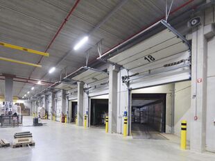 Het betreft de verhuur van een logistiek gebouw te Olen, gelegen langs het Albertkanaal en nabij op- en afrit 23 (Turnhout-West) van de E313. Het gebouw heeft een totale oppervlakte van ca. 24 064 m², bestaande uit ca. 18 266 m² opslagruimte, ca. 2014 m