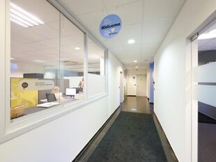 Het betreft de verhuur van een logistiek gebouw te Olen, gelegen langs het Albertkanaal en nabij op- en afrit 23 (Turnhout-West) van de E313. Het gebouw heeft een totale oppervlakte van ca. 24 064 m², bestaande uit ca. 18 266 m² opslagruimte, ca. 2014 m
