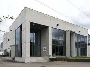 Het betreft de verhuur van een logistiek gebouw te Olen, gelegen langs het Albertkanaal en nabij op- en afrit 23 (Turnhout-West) van de E313. Het gebouw heeft een totale oppervlakte van ca. 24 064 m², bestaande uit ca. 18 266 m² opslagruimte, ca. 2014 m