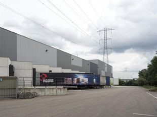 Het betreft de verhuur van een logistiek gebouw te Olen, gelegen langs het Albertkanaal en nabij op- en afrit 23 (Turnhout-West) van de E313. Het gebouw heeft een totale oppervlakte van ca. 24 064 m², bestaande uit ca. 18 266 m² opslagruimte, ca. 2014 m