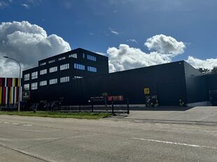 Dit representatieve bedrijfsgebouw aan de Industrielaan 24 in Olen biedt een unieke kans voor bedrijven die op zoek zijn naar een ruime en goed uitgeruste ruimte voor zowel opslag als kantoren. Gelegen langsheen de E313 en op 5 minuten rijden van afrit 22