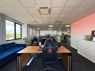 Dit representatieve bedrijfsgebouw aan de Industrielaan 24 in Olen biedt een unieke kans voor bedrijven die op zoek zijn naar een ruime en goed uitgeruste ruimte voor zowel opslag als kantoren. Gelegen langsheen de E313 en op 5 minuten rijden van afrit 22