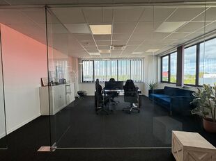 Dit representatieve bedrijfsgebouw aan de Industrielaan 24 in Olen biedt een unieke kans voor bedrijven die op zoek zijn naar een ruime en goed uitgeruste ruimte voor zowel opslag als kantoren. Gelegen langsheen de E313 en op 5 minuten rijden van afrit 22