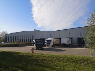 Het betreft een modern logistiek gebouw gelegen in de bedrijvenzone Pullaar te Puurs. De site ligt op het kruispunt tussen de N16 Mechelen - Sint-Niklaas en de A12 Antwerpen - Brussel, waardoor alle grote steden binnen de Vlaamse Ruit vlot bereikbaar zijn
