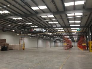 Het betreft een modern logistiek gebouw gelegen in de bedrijvenzone Pullaar te Puurs. De site ligt op het kruispunt tussen de N16 Mechelen - Sint-Niklaas en de A12 Antwerpen - Brussel, waardoor alle grote steden binnen de Vlaamse Ruit vlot bereikbaar zijn