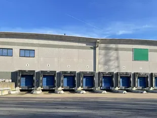 Het betreft de verhuur van een logistieke site, gelegen op een uitstekende locatie te Sint-Niklaas. De site ligt vlak bij de R42 met een vlotte ontsluiting naar de E17 (Antwerpen - Gent).
Het logistieke gebouw telt een oppervlakte van ca. 20 505 m², opg