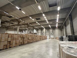 Het betreft de verhuur van een logistieke site, gelegen op een uitstekende locatie te Sint-Niklaas. De site ligt vlak bij de R42 met een vlotte ontsluiting naar de E17 (Antwerpen - Gent).
Het logistieke gebouw telt een oppervlakte van ca. 20 505 m², opg