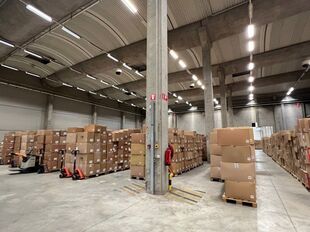Het betreft de verhuur van een logistieke site, gelegen op een uitstekende locatie te Sint-Niklaas. De site ligt vlak bij de R42 met een vlotte ontsluiting naar de E17 (Antwerpen - Gent).
Het logistieke gebouw telt een oppervlakte van ca. 20 505 m², opg