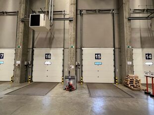 Het betreft de verhuur van een logistieke site, gelegen op een uitstekende locatie te Sint-Niklaas. De site ligt vlak bij de R42 met een vlotte ontsluiting naar de E17 (Antwerpen - Gent).
Het logistieke gebouw telt een oppervlakte van ca. 20 505 m², opg