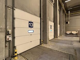 Het betreft de verhuur van een logistieke site, gelegen op een uitstekende locatie te Sint-Niklaas. De site ligt vlak bij de R42 met een vlotte ontsluiting naar de E17 (Antwerpen - Gent).
Het logistieke gebouw telt een oppervlakte van ca. 20 505 m², opg