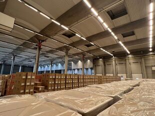 Het betreft de verhuur van een logistieke site, gelegen op een uitstekende locatie te Sint-Niklaas. De site ligt vlak bij de R42 met een vlotte ontsluiting naar de E17 (Antwerpen - Gent).
Het logistieke gebouw telt een oppervlakte van ca. 20 505 m², opg