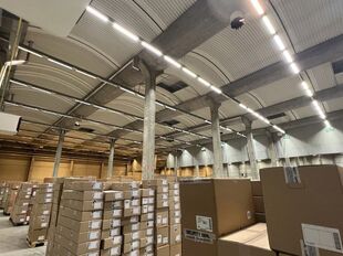 Het betreft de verhuur van een logistieke site, gelegen op een uitstekende locatie te Sint-Niklaas. De site ligt vlak bij de R42 met een vlotte ontsluiting naar de E17 (Antwerpen - Gent).
Het logistieke gebouw telt een oppervlakte van ca. 20 505 m², opg