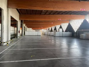 Het betreft de verhuur van een logistieke site, gelegen op een uitstekende locatie te Sint-Niklaas. De site ligt vlak bij de R42 met een vlotte ontsluiting naar de E17 (Antwerpen - Gent).
Het logistieke gebouw telt een oppervlakte van ca. 20 505 m², opg