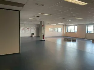 Het betreft de verhuur van een logistieke site, gelegen op een uitstekende locatie te Sint-Niklaas. De site ligt vlak bij de R42 met een vlotte ontsluiting naar de E17 (Antwerpen - Gent).
Het logistieke gebouw telt een oppervlakte van ca. 20 505 m², opg