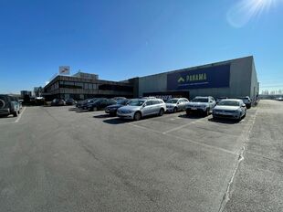 Dit bedrijfsgebouw, gelegen op een terrein van ca. 24.866 m², geniet een zeer strategische ligging op een zichtlocatie langsheen de E17. De uitstekende bereikbaarheid is een van de belangrijkste troeven, met directe toegang tot de E17 via de nabijgelegen
