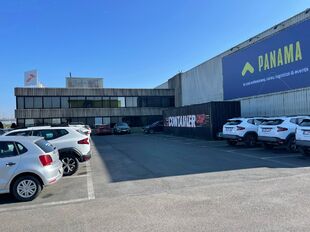 Dit bedrijfsgebouw, gelegen op een terrein van ca. 24.866 m², geniet een zeer strategische ligging op een zichtlocatie langsheen de E17. De uitstekende bereikbaarheid is een van de belangrijkste troeven, met directe toegang tot de E17 via de nabijgelegen