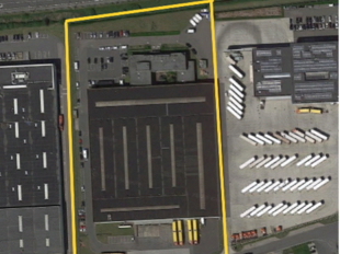 Dit bedrijfsgebouw, gelegen op een terrein van ca. 24.866 m², geniet een zeer strategische ligging op een zichtlocatie langsheen de E17. De uitstekende bereikbaarheid is een van de belangrijkste troeven, met directe toegang tot de E17 via de nabijgelegen