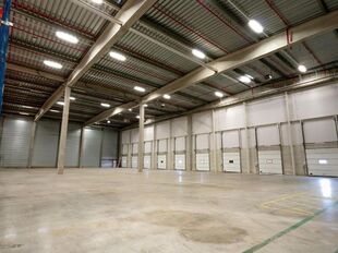Het betreft de verhuur van een modern logistiek gebouw gelegen te Willebroek. Deze site ligt nabij de A12 (Antwerpen - Brussel) en de containerterminal van Willebroek.
Het betreft een totale oppervlakte van ca. 7730 m², bestaande uit ca. 7529 m² opsla