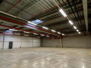 Het betreft de verhuur van een modern logistiek gebouw gelegen te Willebroek. Deze site ligt nabij de A12 (Antwerpen - Brussel) en de containerterminal van Willebroek.
Het betreft een totale oppervlakte van ca. 7730 m², bestaande uit ca. 7529 m² opsla