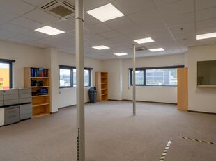 Het betreft de verhuur van een modern logistiek gebouw gelegen te Willebroek. Deze site ligt nabij de A12 (Antwerpen - Brussel) en de containerterminal van Willebroek.
Het betreft een totale oppervlakte van ca. 7730 m², bestaande uit ca. 7529 m² opsla