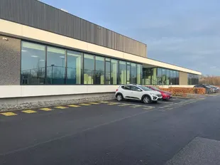 Het betreft de verhuur van een modern en representatief logistiek gebouw in de industriezone "Park De Hulst", met unieke ligging tussen de A12 en de E19 Brussel/Antwerpen. De uitzonderlijke ligging onmiddellijk aan het kanaal Brussel-Schelde en in de buur