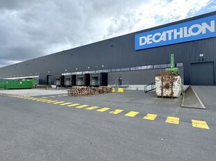 Het betreft de verhuur van een modern en representatief logistiek gebouw in de industriezone "Park De Hulst", met unieke ligging tussen de A12 en de E19 Brussel/Antwerpen. De uitzonderlijke ligging onmiddellijk aan het kanaal Brussel-Schelde en in de buur