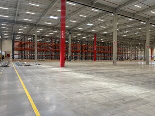 Het betreft de verhuur van een modern en representatief logistiek gebouw in de industriezone "Park De Hulst", met unieke ligging tussen de A12 en de E19 Brussel/Antwerpen. De uitzonderlijke ligging onmiddellijk aan het kanaal Brussel-Schelde en in de buur