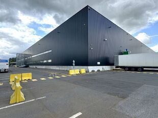 Het betreft de verhuur van een modern en representatief logistiek gebouw in de industriezone "Park De Hulst", met unieke ligging tussen de A12 en de E19 Brussel/Antwerpen. De uitzonderlijke ligging onmiddellijk aan het kanaal Brussel-Schelde en in de buur