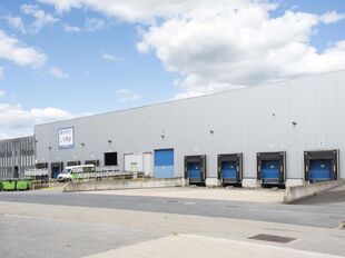 Het betreft de verhuur van 2 logistieke units logistieke nieuwbouw-hub op een strategische locatie in Zele, op een afstand van 1,5 km van de E17 (Antwerpen - Gent)
De 2 units kunnen samen of apart gehuurd worden.
UNIT 1 - magazijn van ca. 7 663 m² met