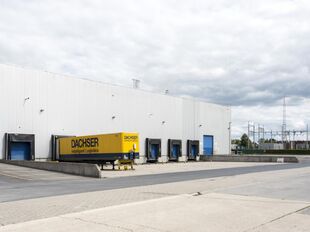 Het betreft de verhuur van 2 logistieke units logistieke nieuwbouw-hub op een strategische locatie in Zele, op een afstand van 1,5 km van de E17 (Antwerpen - Gent)
De 2 units kunnen samen of apart gehuurd worden.
UNIT 1 - magazijn van ca. 7 663 m² met