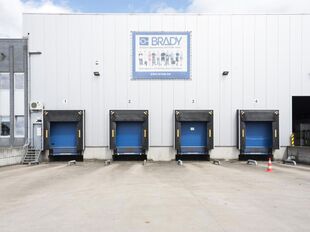 Het betreft de verhuur van 2 logistieke units logistieke nieuwbouw-hub op een strategische locatie in Zele, op een afstand van 1,5 km van de E17 (Antwerpen - Gent)
De 2 units kunnen samen of apart gehuurd worden.
UNIT 1 - magazijn van ca. 7 663 m² met