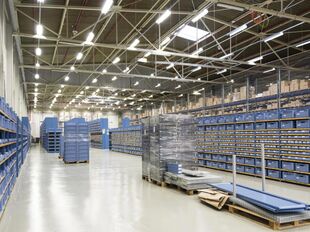 Het betreft de verhuur van 2 logistieke units logistieke nieuwbouw-hub op een strategische locatie in Zele, op een afstand van 1,5 km van de E17 (Antwerpen - Gent)
De 2 units kunnen samen of apart gehuurd worden.
UNIT 1 - magazijn van ca. 7 663 m² met