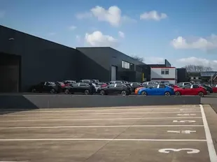 Het betreft de verhuur van een magazijn met kantoorruimte gelegen naast de E17 te Zwijndrecht. Deze site geniet een uitstekende nabij de Haven van Antwerpen en is ideaal gelegen tussen Antwerpen en Gent. Door haar ligging in KMO-gebied, biedt deze verschi