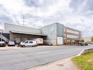 Het betreft de verkoop van een industrieel gebouw gelegen op een toplocatie in de Haven van Antwerpen, nabij enkele belangrijke invalswegen zoals de A12, E19 en de Ring van Antwerpen. Het gebouw bevindt zich op ca. 3345 m² terrein (concessie) en omvat ca