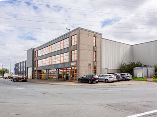 Het betreft de verkoop van een industrieel gebouw gelegen op een toplocatie in de Haven van Antwerpen, nabij enkele belangrijke invalswegen zoals de A12, E19 en de Ring van Antwerpen. Het gebouw bevindt zich op ca. 3345 m² terrein (concessie) en omvat ca