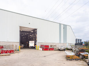 Het betreft de verkoop van een industrieel gebouw gelegen op een toplocatie in de Haven van Antwerpen, nabij enkele belangrijke invalswegen zoals de A12, E19 en de Ring van Antwerpen. Het gebouw bevindt zich op ca. 3345 m² terrein (concessie) en omvat ca