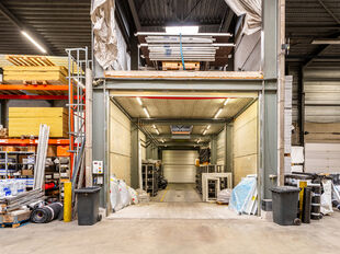 Het betreft de verkoop van een industrieel gebouw gelegen op een toplocatie in de Haven van Antwerpen, nabij enkele belangrijke invalswegen zoals de A12, E19 en de Ring van Antwerpen. Het gebouw bevindt zich op ca. 3345 m² terrein (concessie) en omvat ca