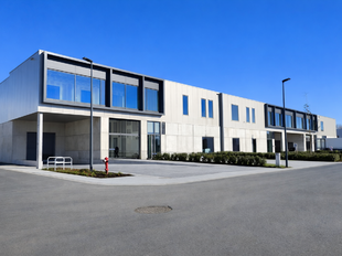 Graag stellen wij u dit nieuwbouw bedrijfsgebouw voor in de tweede fase van het Cesar Business Park te Bornem. Dit bedrijventerrein is uitermate strategisch gelegen in de gouden driehoek Antwerpen – Brussel – Gent, vlakbij de N16 met een goede ontslui