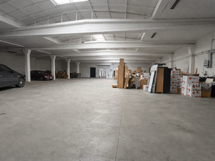 Dit bedrijfsgebouw is strategisch gelegen aan de Berlaarsesteenweg in Lier, met een uitstekende bereikbaarheid dankzij de onmiddellijke nabijheid van de ring. Deze centrale ligging garandeert een vlotte verbinding met omliggende steden en belangrijke inva