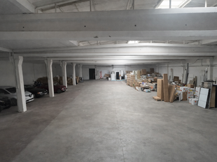 Dit bedrijfsgebouw is strategisch gelegen aan de Berlaarsesteenweg in Lier, met een uitstekende bereikbaarheid dankzij de onmiddellijke nabijheid van de ring. Deze centrale ligging garandeert een vlotte verbinding met omliggende steden en belangrijke inva