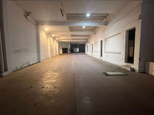 Dit bedrijfsgebouw is strategisch gelegen aan de Berlaarsesteenweg in Lier, met een uitstekende bereikbaarheid dankzij de onmiddellijke nabijheid van de ring. Deze centrale ligging garandeert een vlotte verbinding met omliggende steden en belangrijke inva