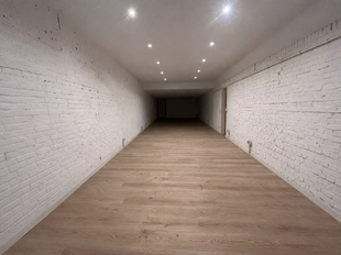 Dit bedrijfsgebouw is strategisch gelegen aan de Berlaarsesteenweg in Lier, met een uitstekende bereikbaarheid dankzij de onmiddellijke nabijheid van de ring. Deze centrale ligging garandeert een vlotte verbinding met omliggende steden en belangrijke inva