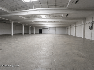 Dit bedrijfsgebouw is strategisch gelegen aan de Berlaarsesteenweg in Lier, met een uitstekende bereikbaarheid dankzij de onmiddellijke nabijheid van de ring. Deze centrale ligging garandeert een vlotte verbinding met omliggende steden en belangrijke inva