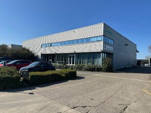 Het betreft de verkoop van een representatief bedrijfsgebouw op een perceel van ca. 8 559 m² in de industriezone "Pullaar 1" te Puurs. Dit gebouw geniet een strategische ligging dankzij de nabijheid van de A12 (Antwerpen - Brussel) op 2 km en de N16 (Mec