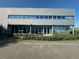 Het betreft de verkoop van een representatief bedrijfsgebouw op een perceel van ca. 8 559 m² in de industriezone "Pullaar 1" te Puurs. Dit gebouw geniet een strategische ligging dankzij de nabijheid van de A12 (Antwerpen - Brussel) op 2 km en de N16 (Mec