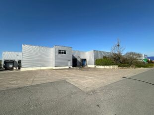 Het betreft de verkoop van een representatief bedrijfsgebouw op een perceel van ca. 8 559 m² in de industriezone "Pullaar 1" te Puurs. Dit gebouw geniet een strategische ligging dankzij de nabijheid van de A12 (Antwerpen - Brussel) op 2 km en de N16 (Mec