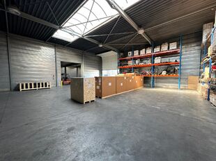 Het betreft de verkoop van een representatief bedrijfsgebouw op een perceel van ca. 8 559 m² in de industriezone "Pullaar 1" te Puurs. Dit gebouw geniet een strategische ligging dankzij de nabijheid van de A12 (Antwerpen - Brussel) op 2 km en de N16 (Mec